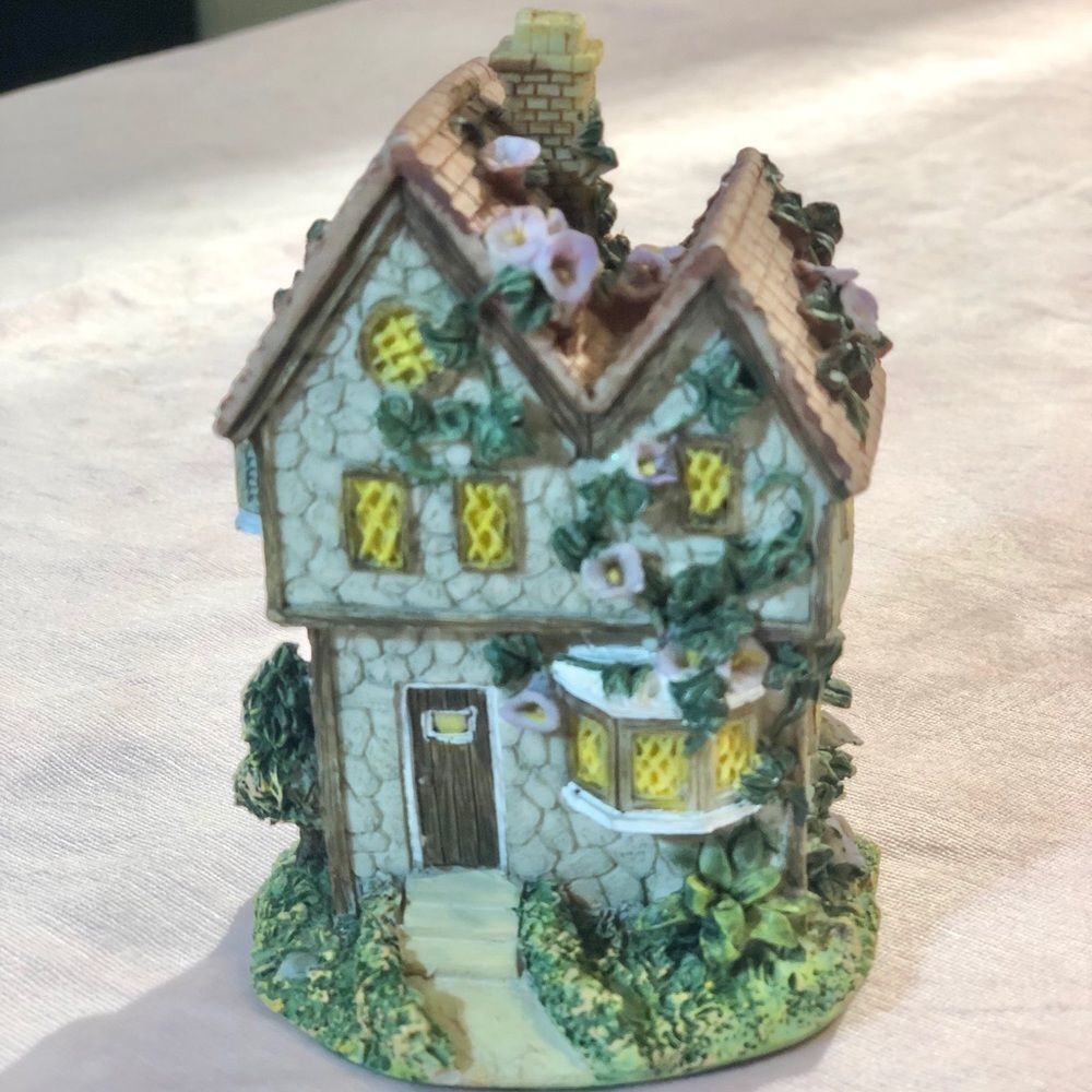 K's Collection Country Purple Flower Cottage House‎